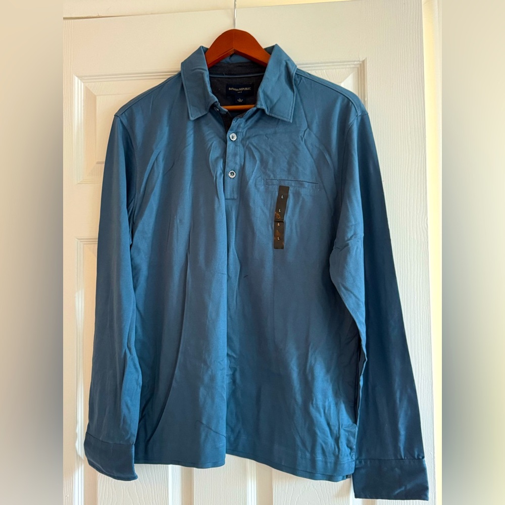 Brand-new long sleeved Banana Republic men’s shirt in a stunning shade of blue.